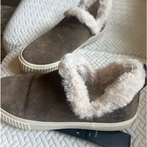 Timberland women’s suede sneaker with fur lining size 8 Color gray/taupe